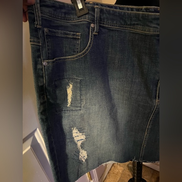 Denim 24/7 Denim skirt plus-size, distressed, patch design, size 30W 6X,fray hem - Picture 2 of 5